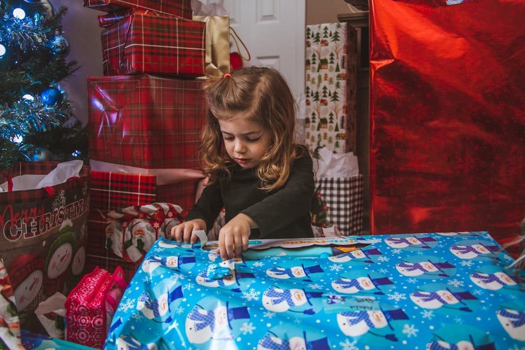 Divertidas ideas de envoltura de regalos de Navidad que los niños pueden ayudar con